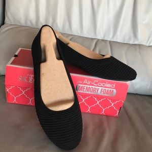 Women’s Size 10 Black Flats